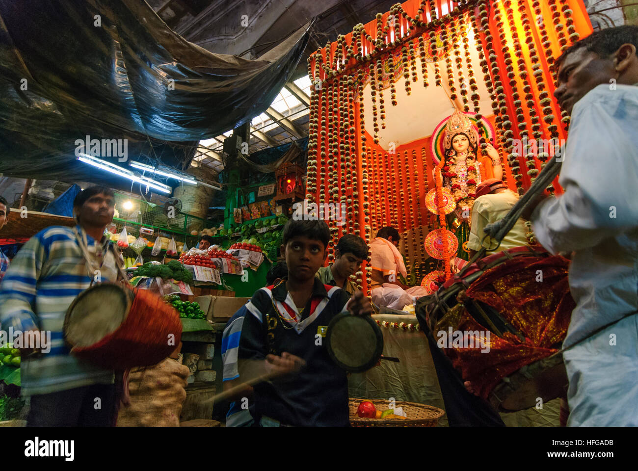 Kolkata (Calcutta, Kalkutta): musicisti presso il santuario della dea Indù Saraswati nel mercato Hogg, West Bengal, Westbengalen, India Foto Stock