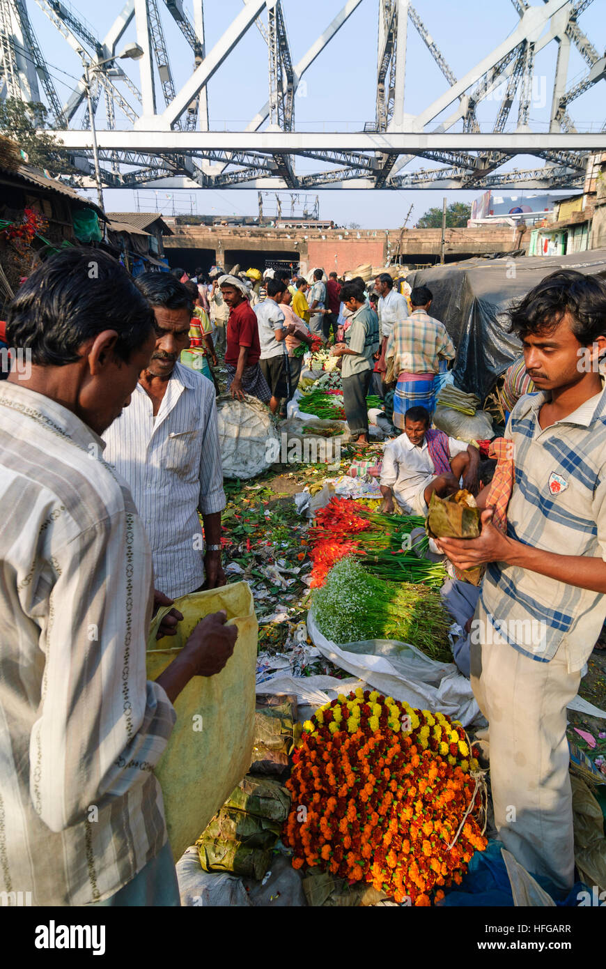 Kolkata (Calcutta, Kalkutta): Mercato dei Fiori a Rabindra Setu (Rabindra Bridge, ex: Haora Bridge, quella di Howrah Bridge), West Bengal, Westbengalen, Foto Stock