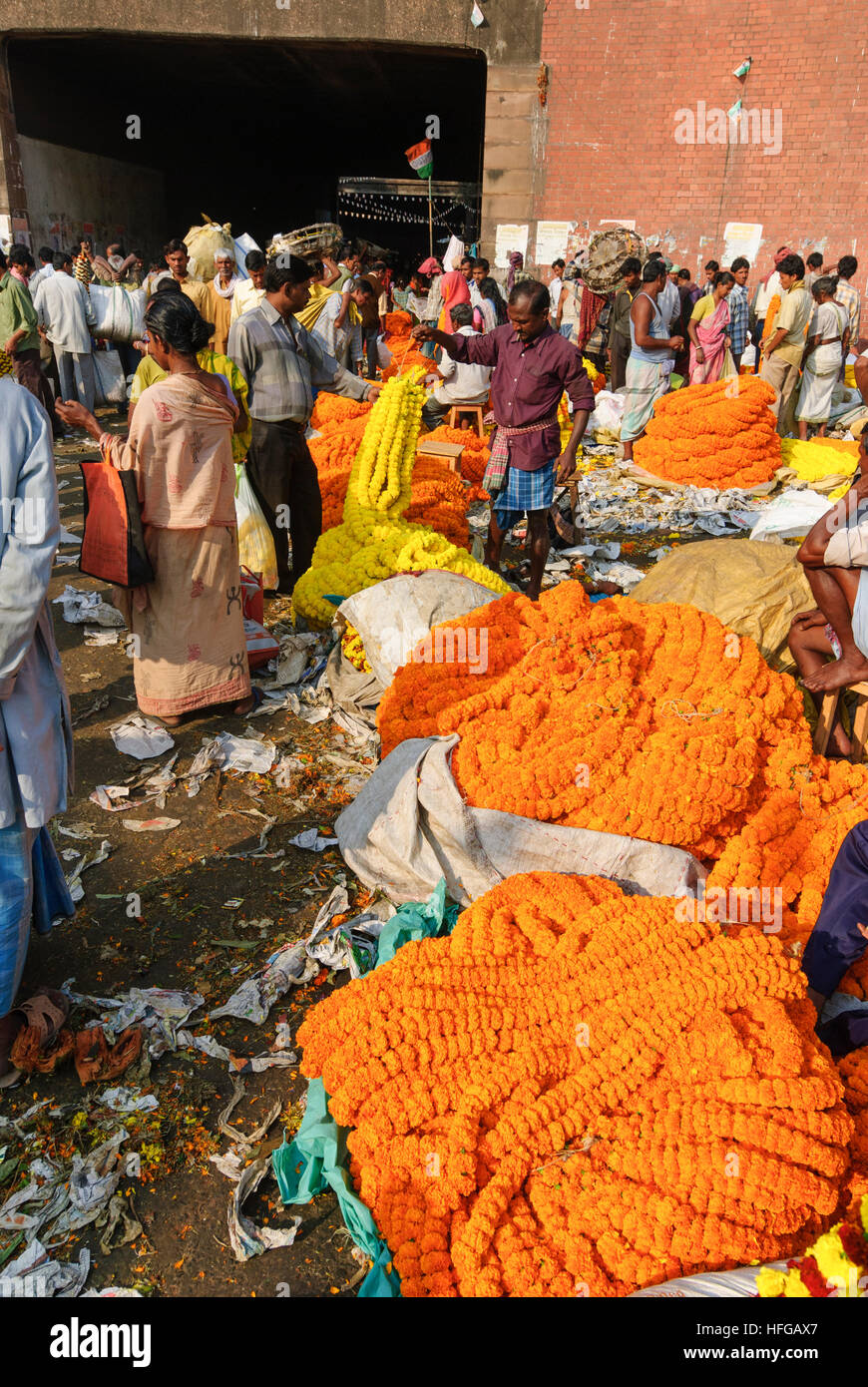 Kolkata (Calcutta, Kalkutta): Mercato dei Fiori a Rabindra Setu (Rabindra Bridge, ex: Haora Bridge, quella di Howrah Bridge), West Bengal, Westbengalen, Foto Stock