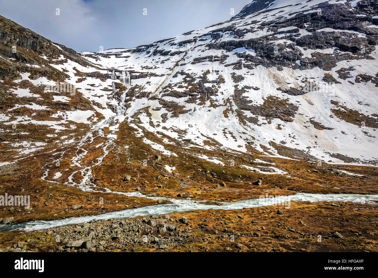 Rivoli di scongelamento di ghiaccio d'acqua che scorre giù per la valle. Preso in primavera in Norvegia Foto Stock