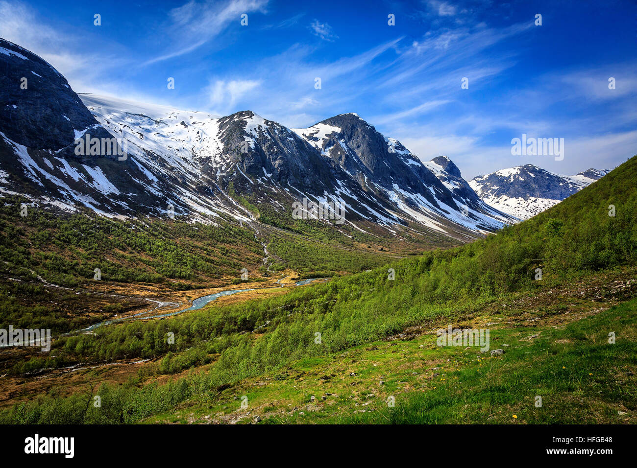Guardando verso il basso un erosione glaciale valley. Foto scattata in primavera in Norvegia. Foto Stock