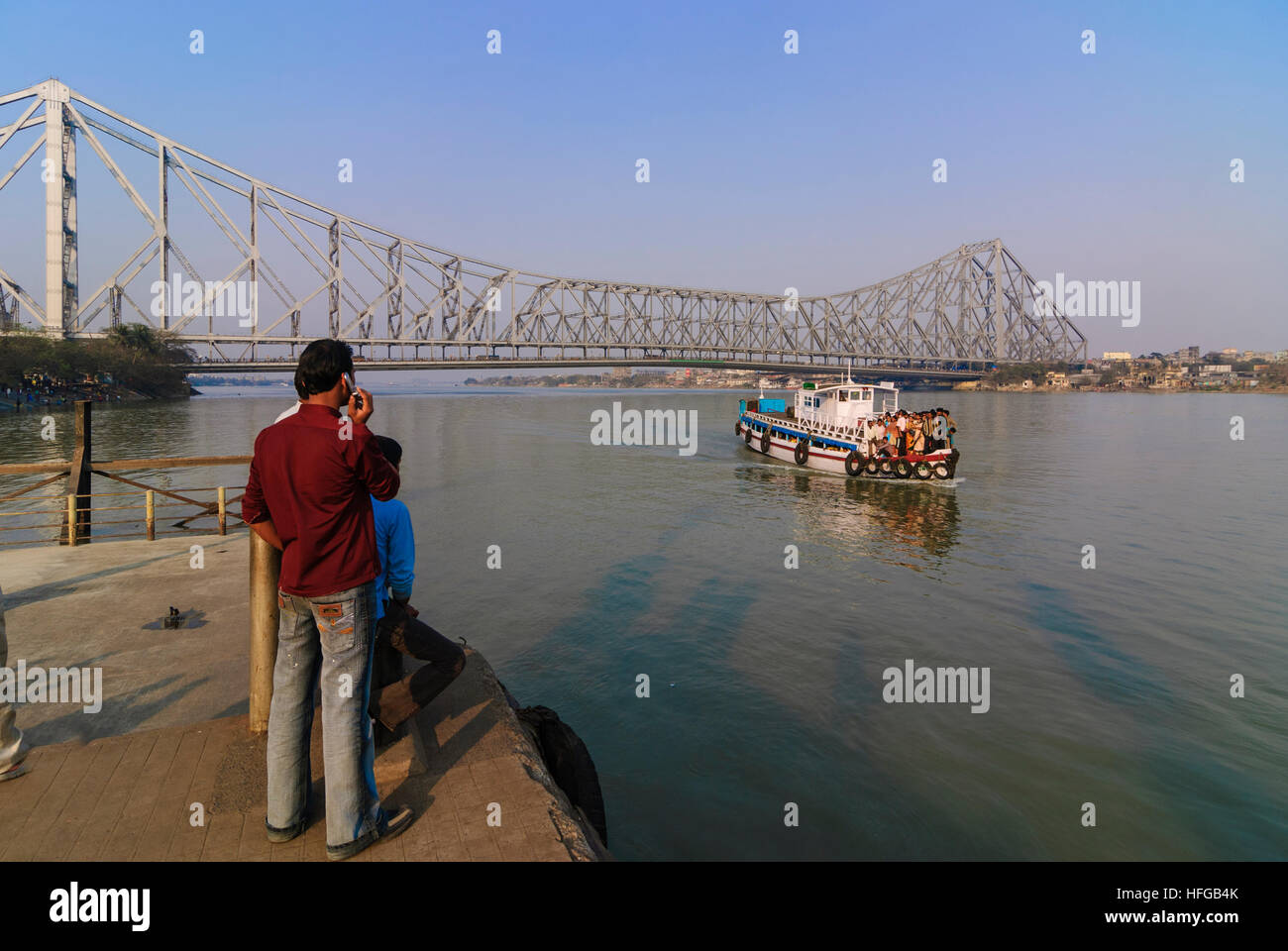 Kolkata (Calcutta, Kalkutta): Rabindra Setu (Rabindra Bridge, ex: Haora Bridge, quella di Howrah Bridge) attraverso la Hooghly con traghetto, Bengala occidentale, Foto Stock