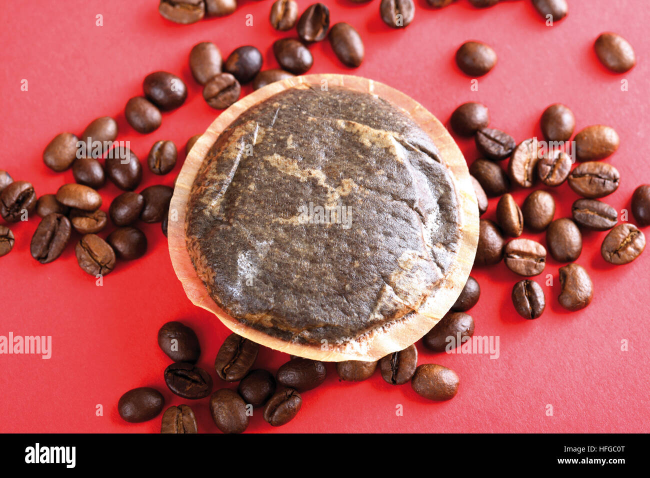 Usato cialda di caffè (anche pad) e i chicchi di caffè Foto stock - Alamy