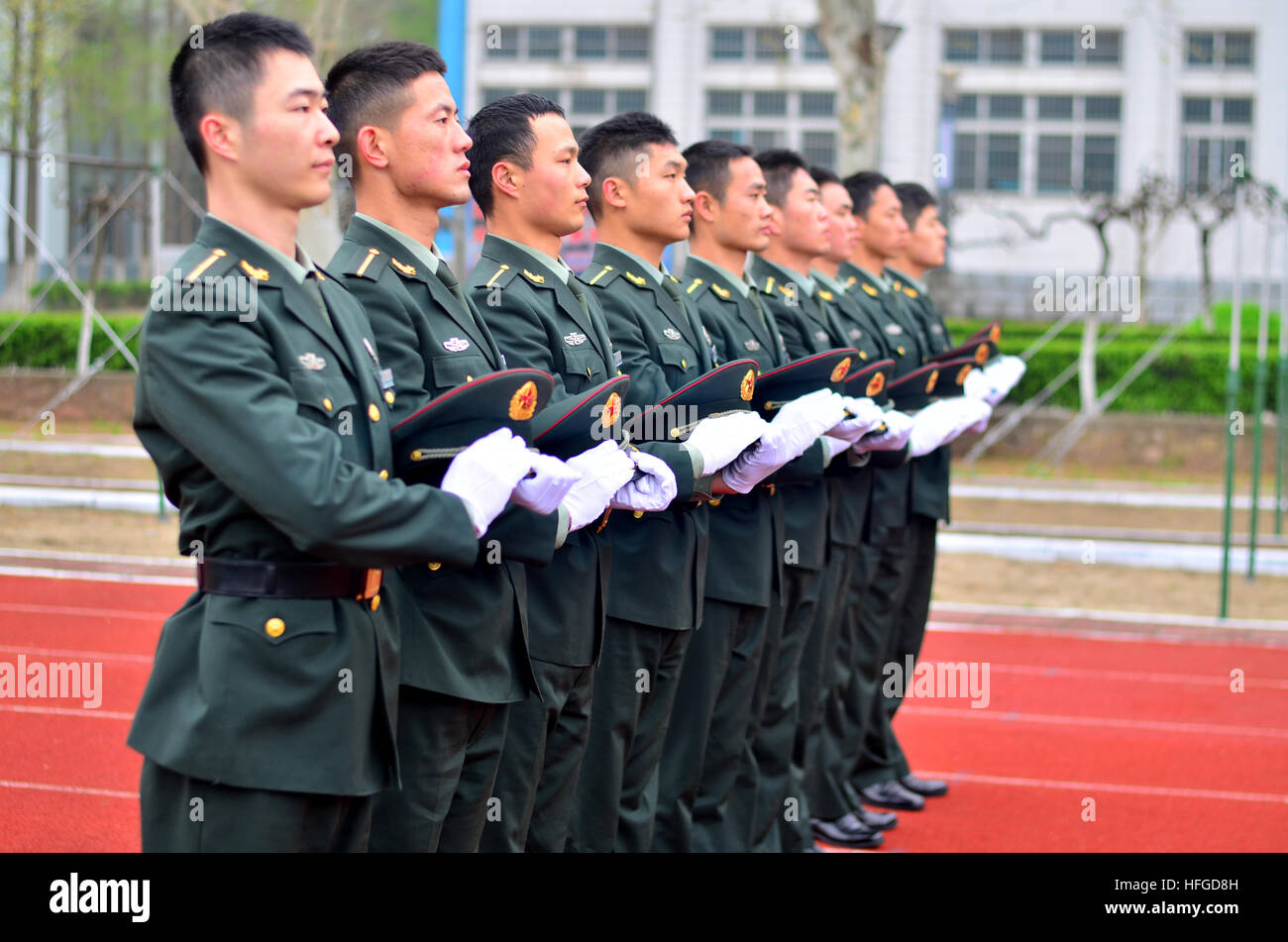 Esercito cinese cadetti facendo pratica di perforazione Foto Stock