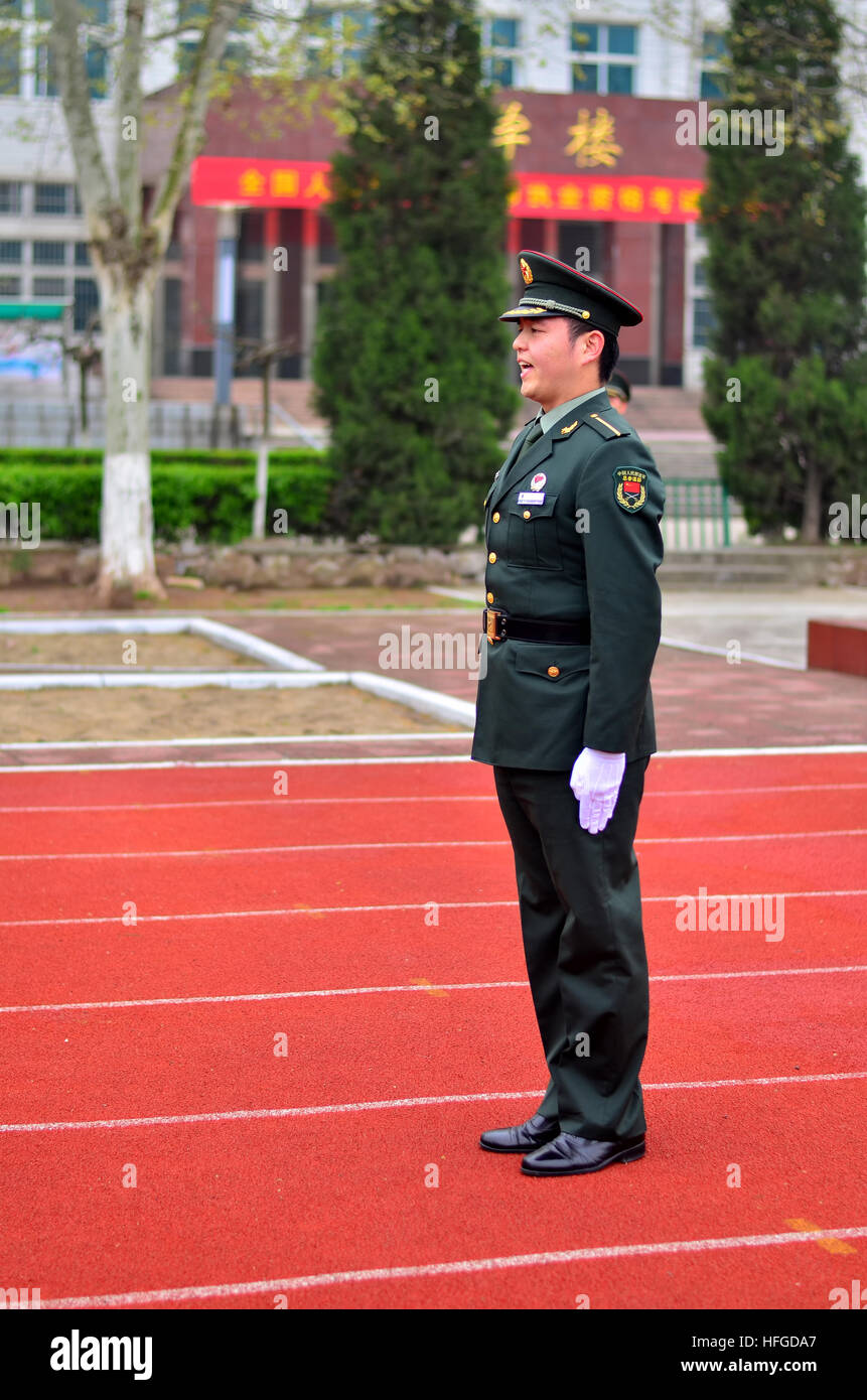 Esercito cinese cadetti facendo pratica di perforazione Foto Stock