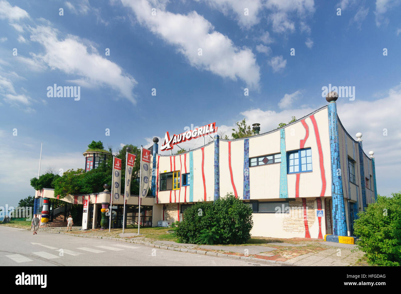 Bad Fischau-Brunn: Autostrada area di servizio, progettato da Friedensreich Hundertwasser, Wienerwald, Vienna Woods, Niederösterreich, Austria Inferiore, Austria Foto Stock