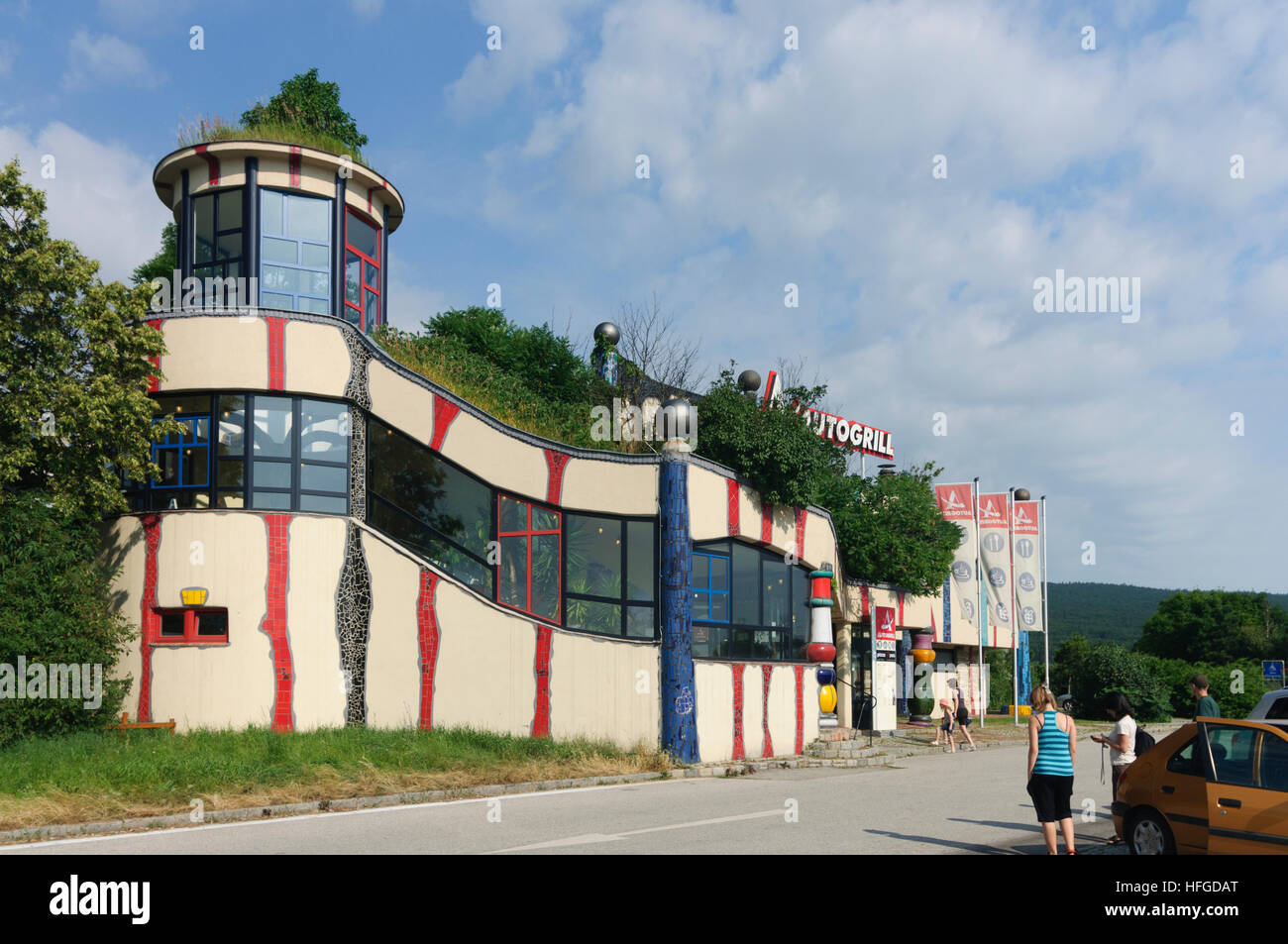 Bad Fischau-Brunn: Autostrada area di servizio, progettato da Friedensreich Hundertwasser, Wienerwald, Vienna Woods, Niederösterreich, Austria Inferiore, Austria Foto Stock