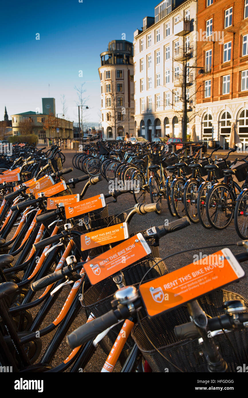 Danimarca, Copenaghen, Havnegade, asino Repubblica noleggio biciclette biciclette in mattina presto sunsshine Foto Stock