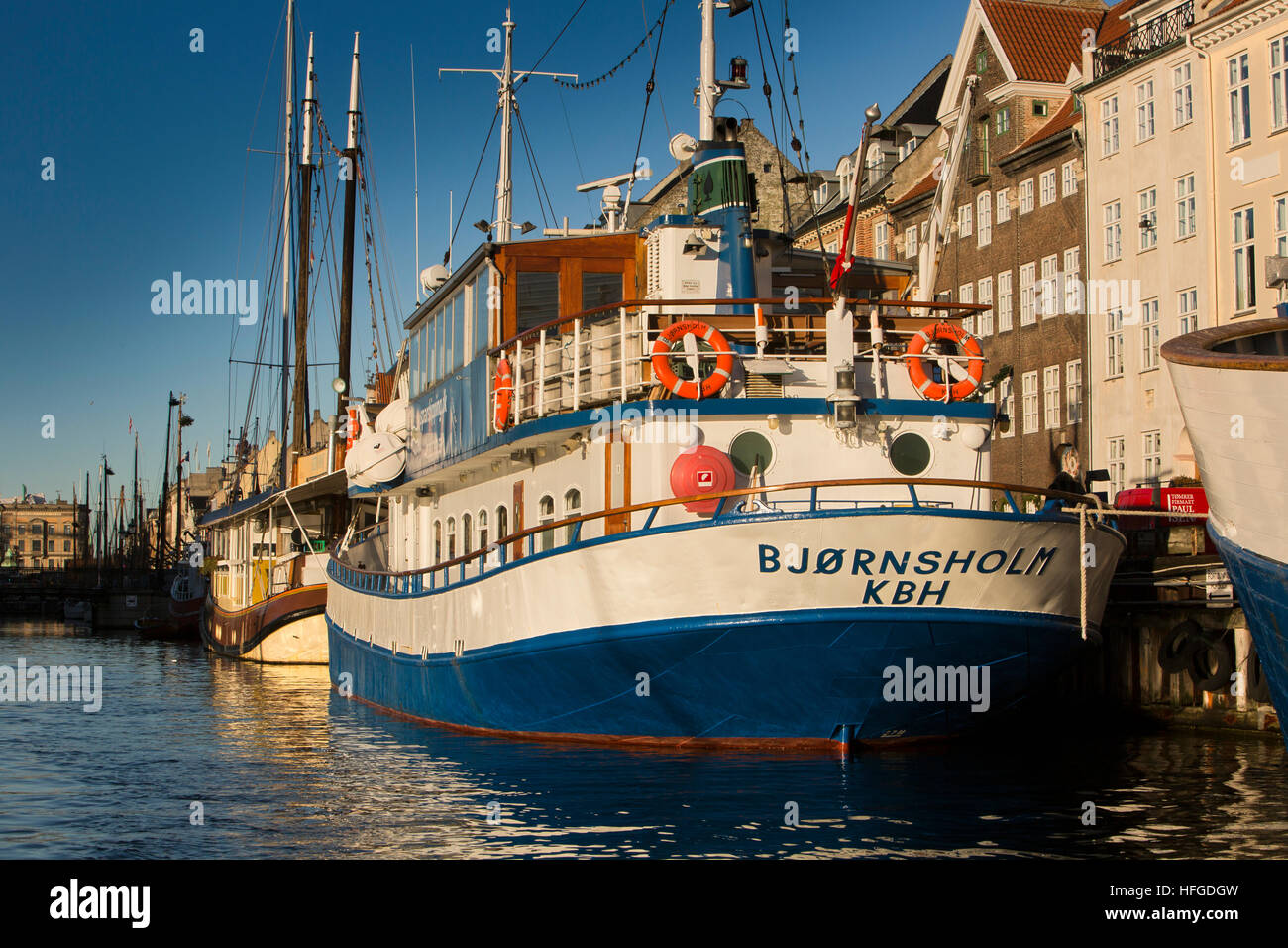 Danimarca Copenhagen Nyhavn, MS Bjornsholm, 1916 costruito passeggero vintage barca ormeggiata in banchina Foto Stock
