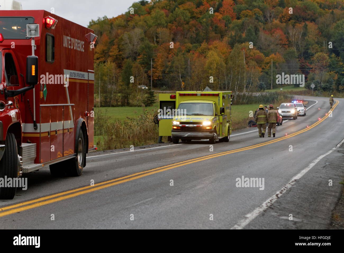 Ambulanza sulla scena di un incidente di automobile Foto Stock