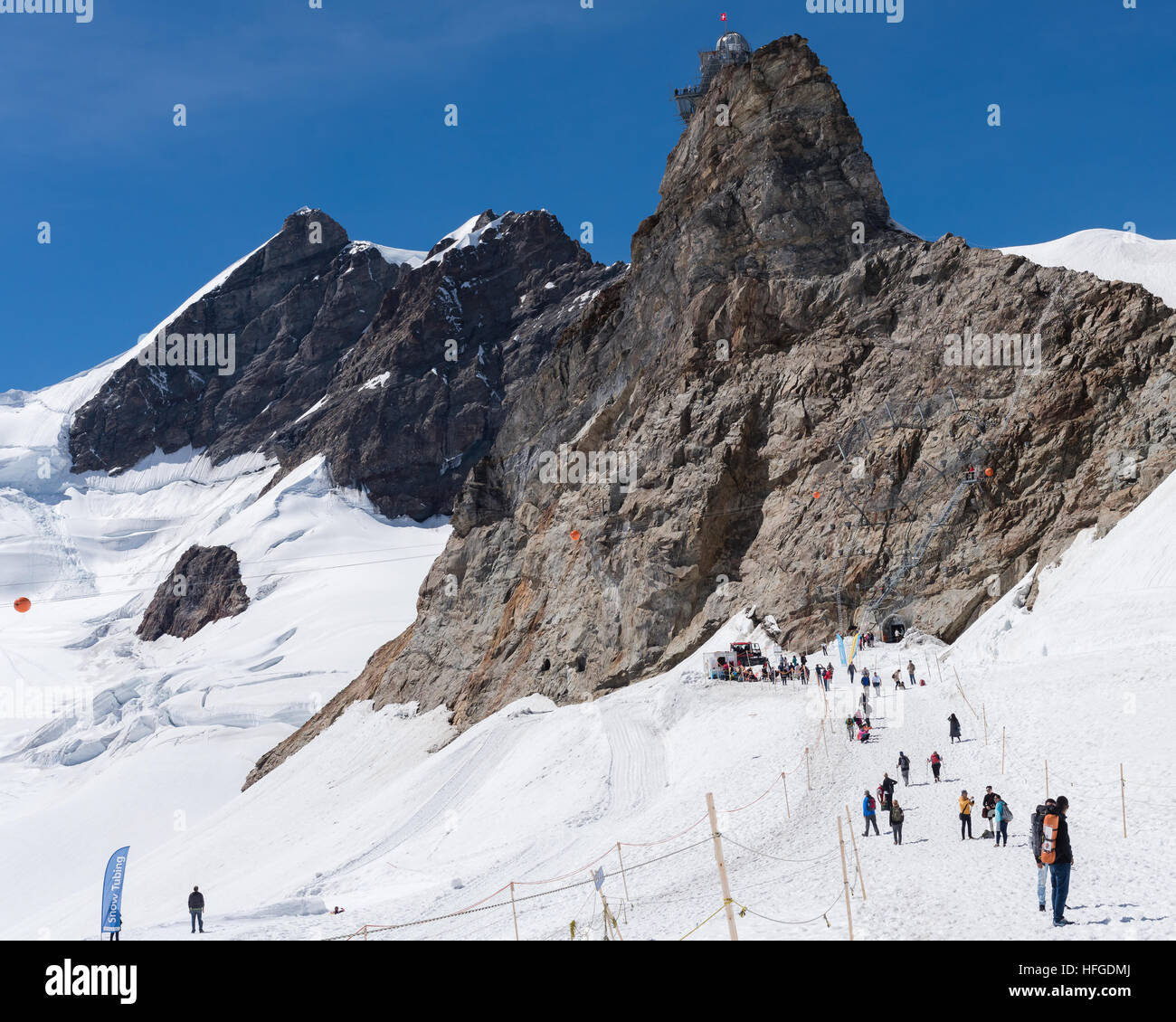 Picco coperto di neve del Jungfraujoch svizzera in estate con il profondo blu del cielo Foto Stock