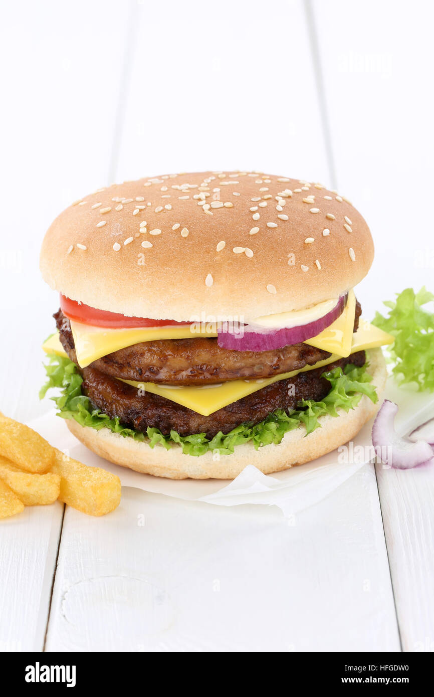 Double cheeseburger hamburger copyspace spazio copia carni bovine i pomodori lattuga insalubre di formaggio Foto Stock