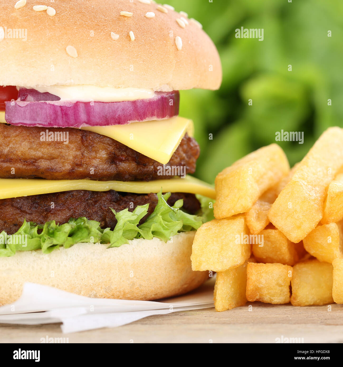 Double cheeseburger hamburger con patatine fritte closeup close up carni bovine i pomodori formaggio malsana Foto Stock
