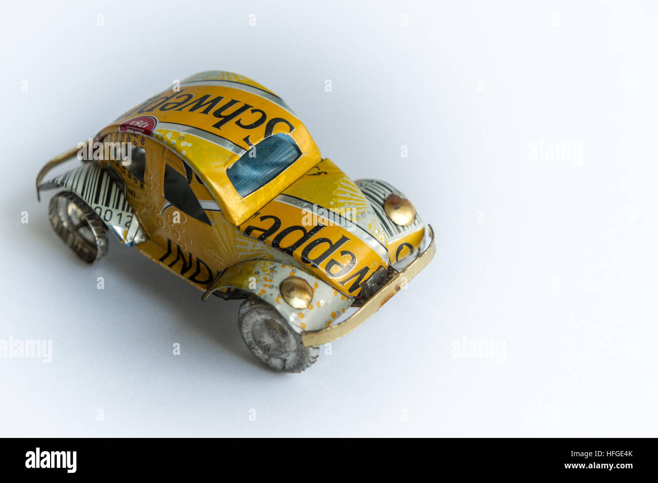 Madagascar, giocattolo auto composto da materiali riciclati può bere Foto Stock