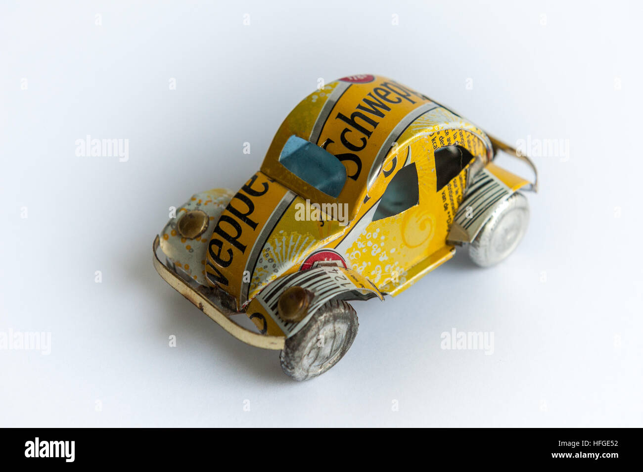 In Madagascar, il giocattolo auto da alluminio riciclato può bere Foto Stock