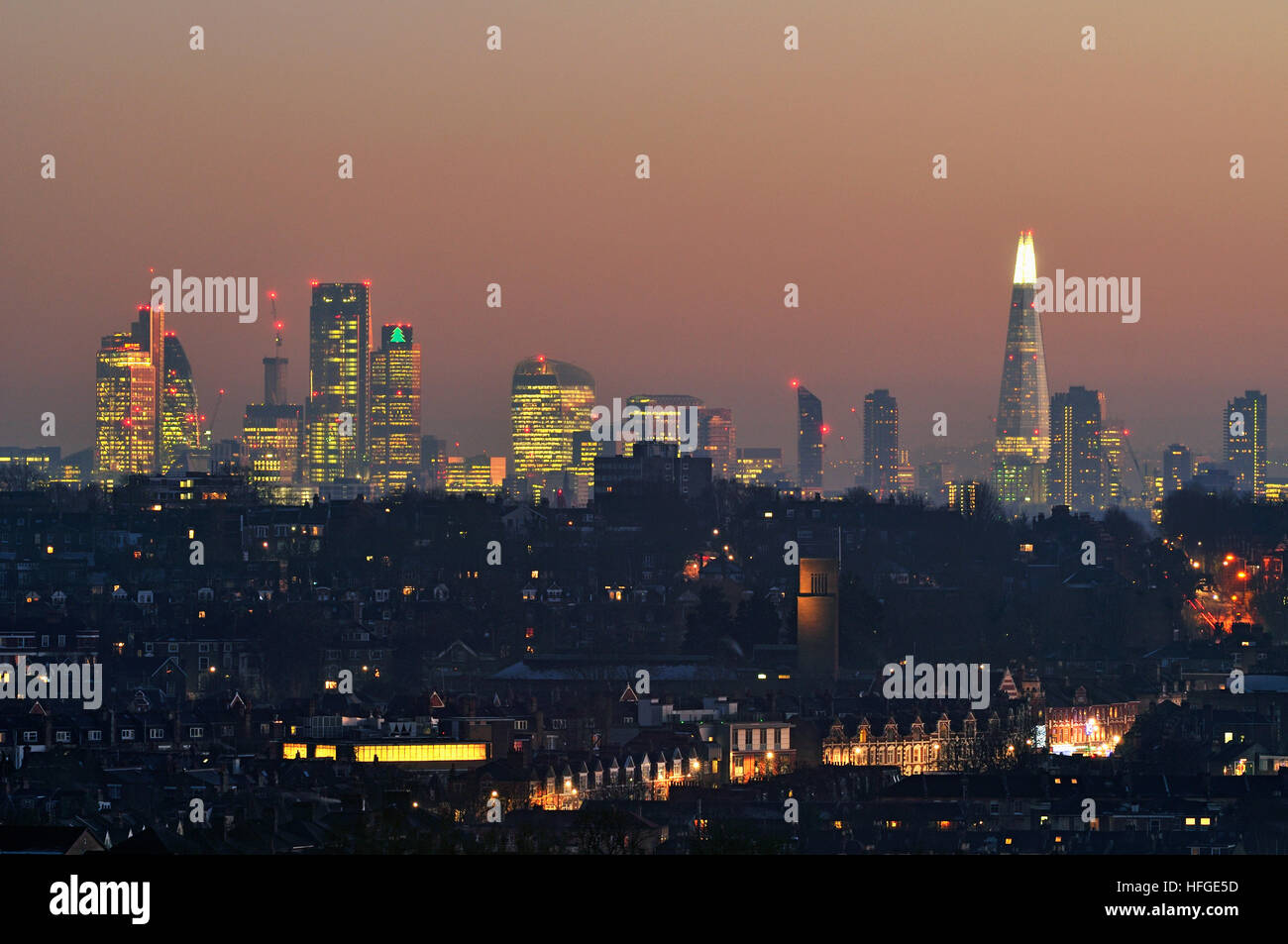 La città di Londra skyline al tramonto, da Alexandra Palace, North London REGNO UNITO Foto Stock