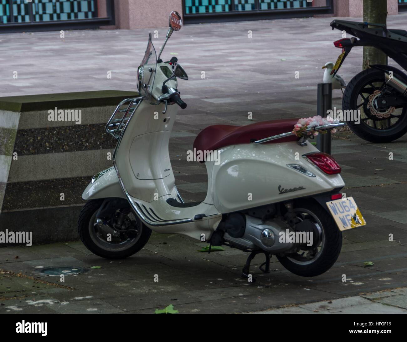 Un bianco scooter Vespa, Bristol, Inghilterra Foto Stock