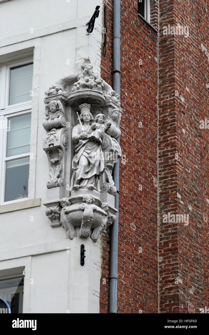 Ave Maria, Madonna con Bambino, scultura su un angolo di un edificio in Bruges Belgio Foto Stock