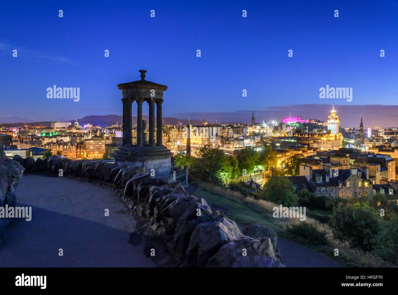 Arthur' Seat è un imponente picco in Holyrood Park con ampie vedute e Calton Hill viene rabboccato con monumenti e testimonianze. Foto Stock