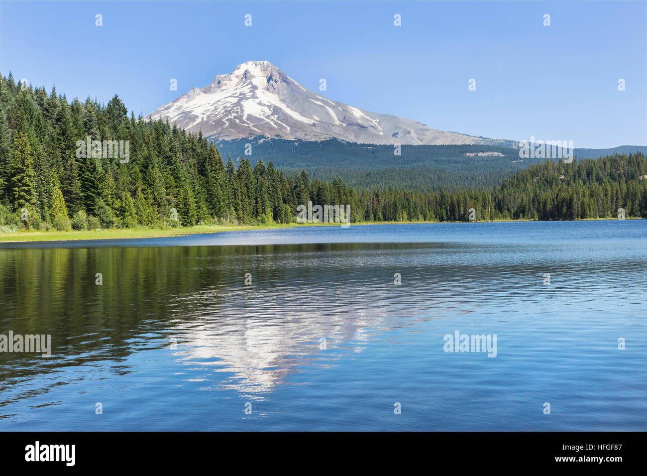 Montare il cofano e la pesca del molo, Trillium Lago, Mt.Hood National Forest, Oregon Foto Stock