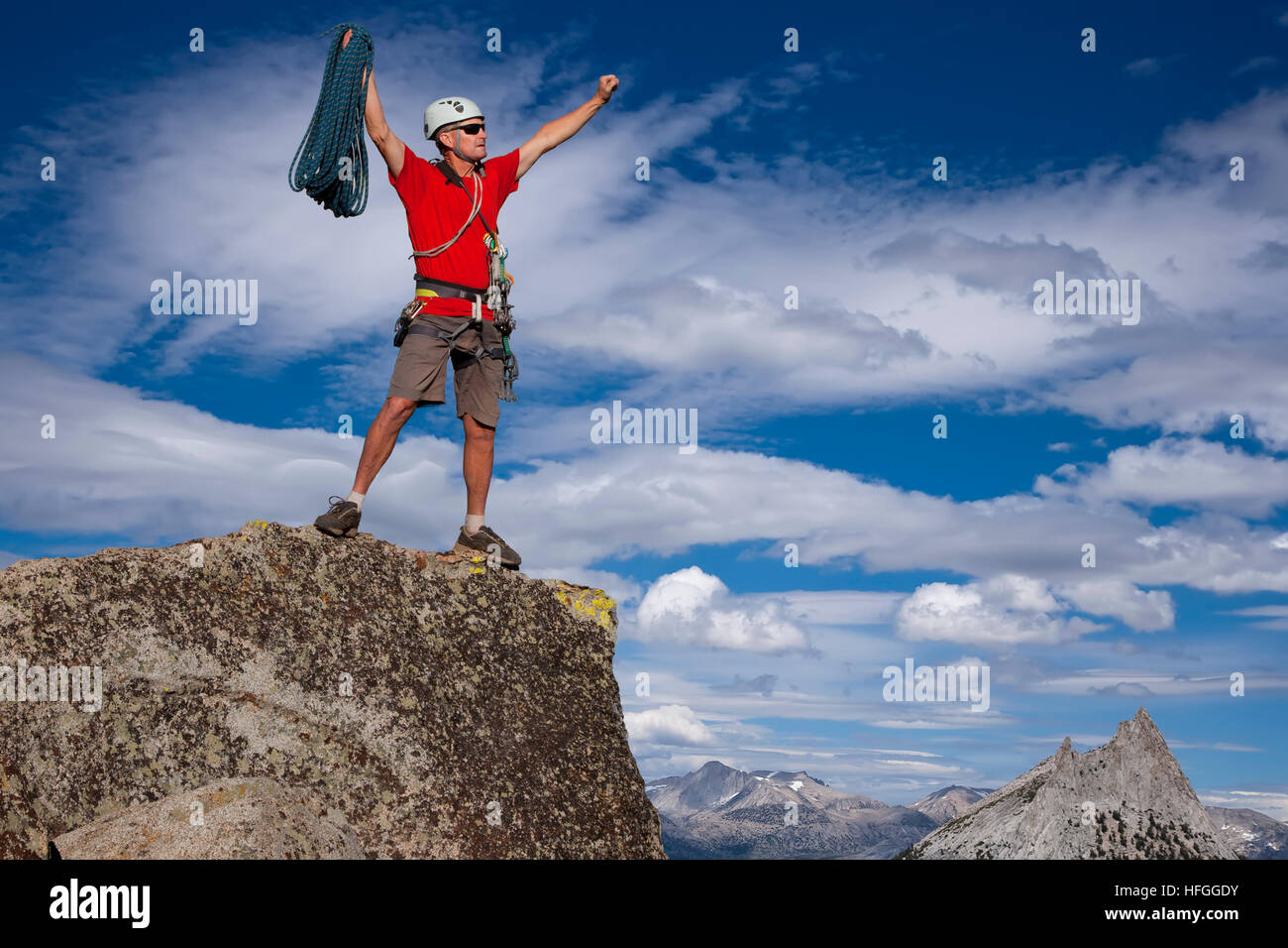 Scalatore maschio pende da una roccia a strapiombo la guglia. Foto Stock