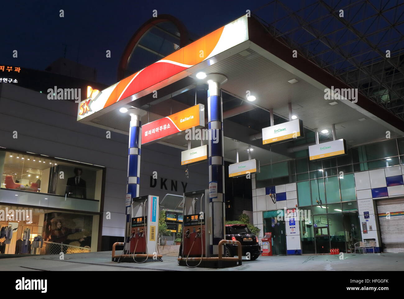 SK benzina stazione di gas a Seul in Corea del Sud. SK Group è uno dei più grandi conglomerati in Corea del Sud con 113 uffici in tutto il mondo. Foto Stock