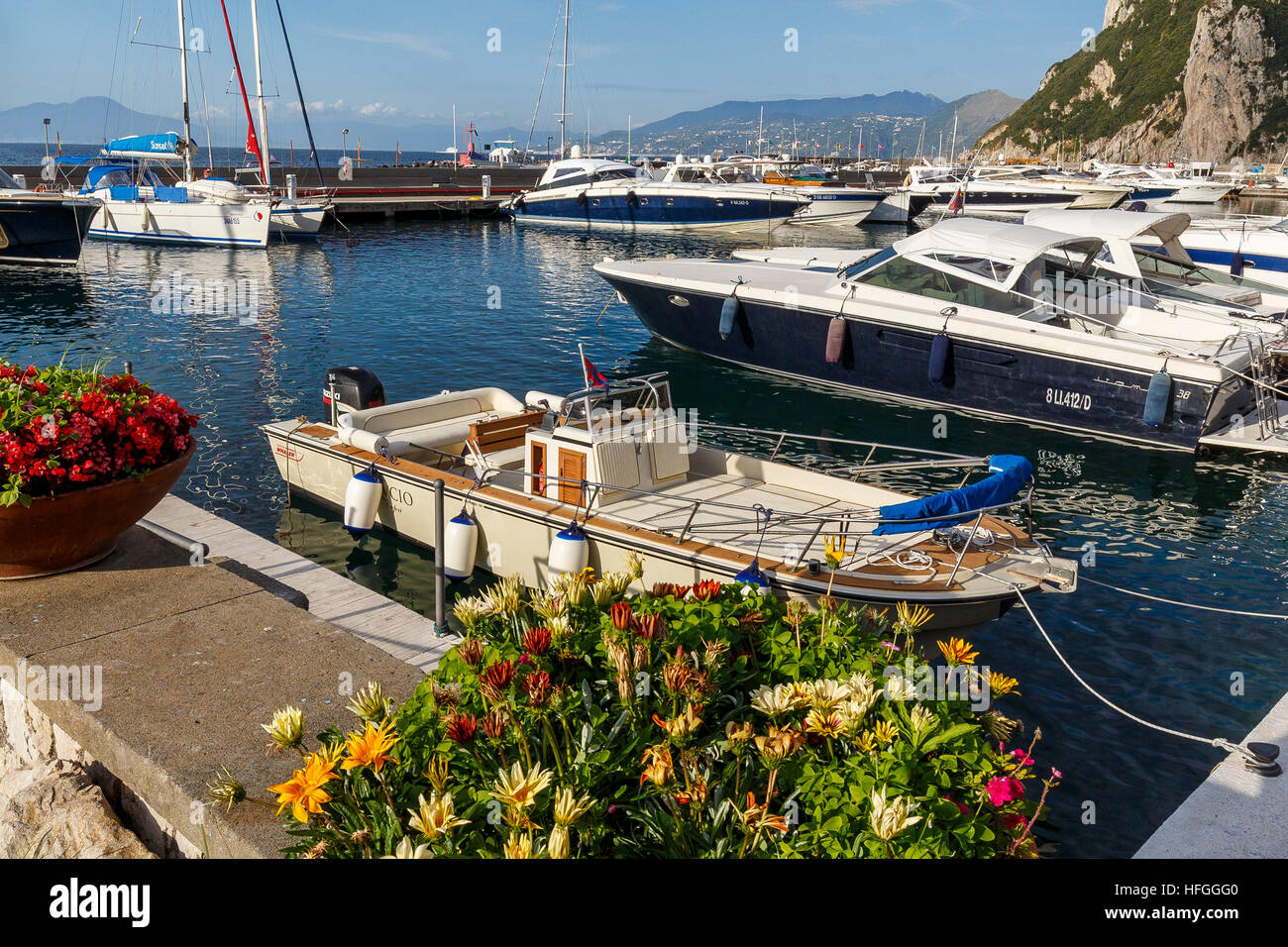 Il porto commerciale di Capri, Campania, in Italia, nel mare Tirreno. Docks e ormeggio per privati e per navi commerciali. Foto Stock