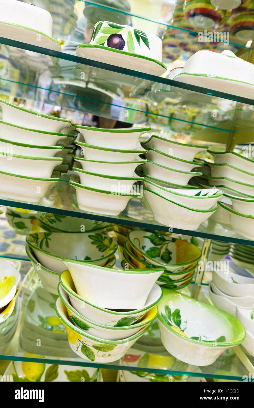 Negozio vendita realizzato localmente in ceramica Sorrento, Italia meridionale. Foto Stock