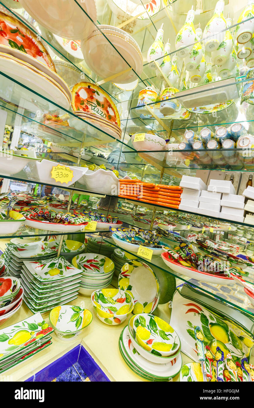 Negozio vendita realizzato localmente in ceramica Sorrento, Italia meridionale. Foto Stock