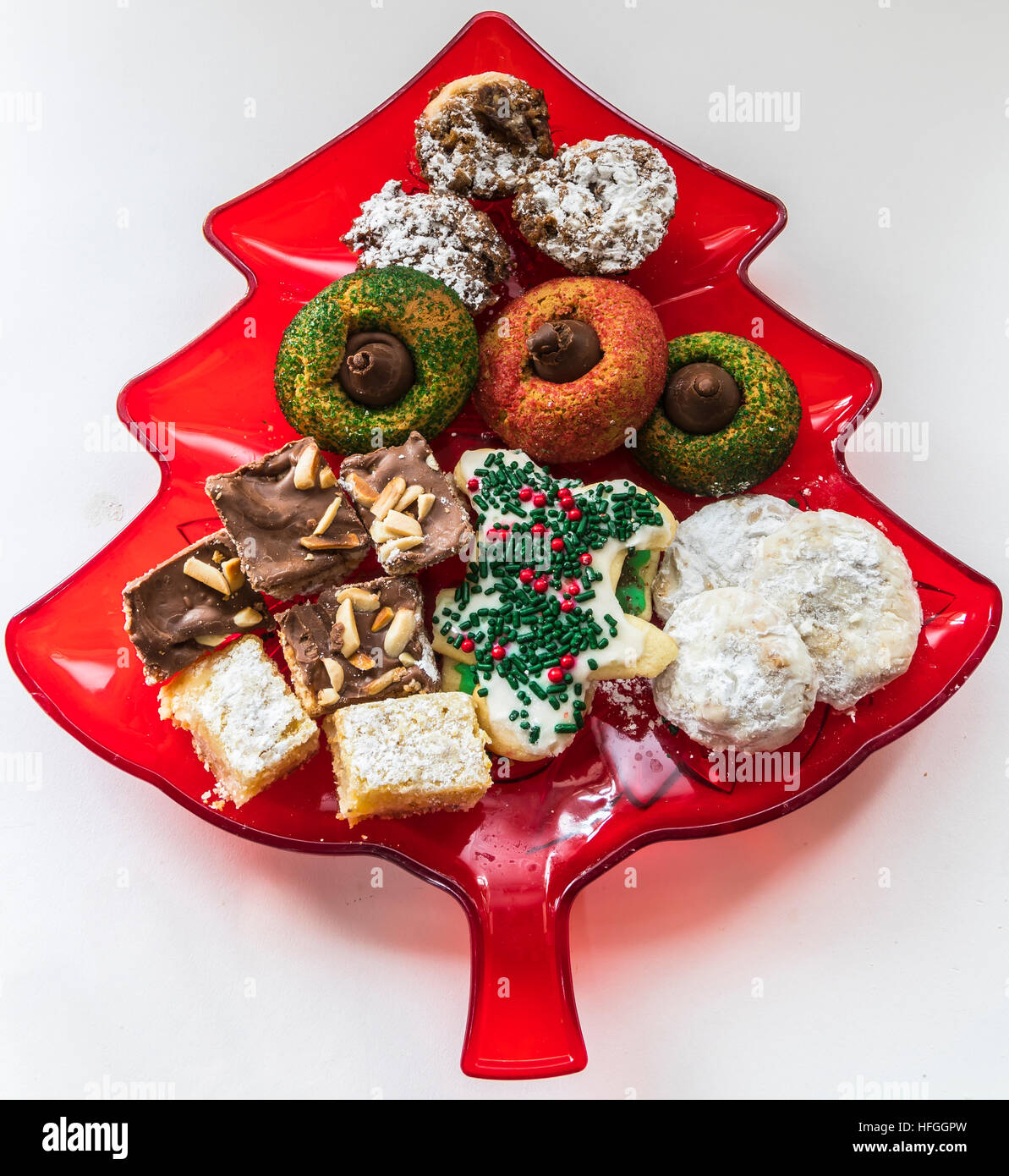 Rosso albero di natale a forma di piatto di caramelle e biscotti di Natale Foto Stock