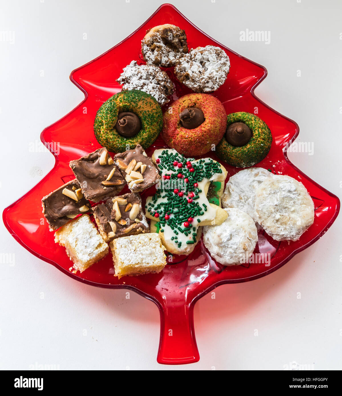Rosso albero di natale a forma di piatto di caramelle e biscotti di Natale Foto Stock