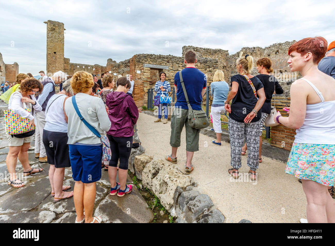 I turisti in una strada a Pompei, Campania, Italia meridionale. UNESCO - Sito Patrimonio dell'umanità. Foto Stock