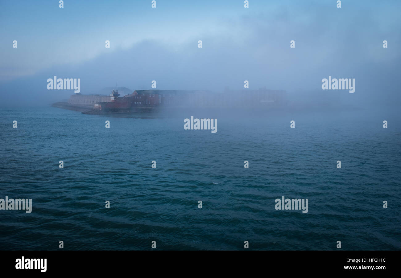 Nebbia avvolgenti l'ingresso al porto di Portsmouth Foto Stock