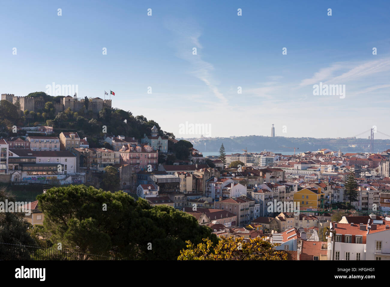 Vista di Castelo de São Jorge da Miradouro da Graça, Graça, Lisbona, Portogallo Foto Stock