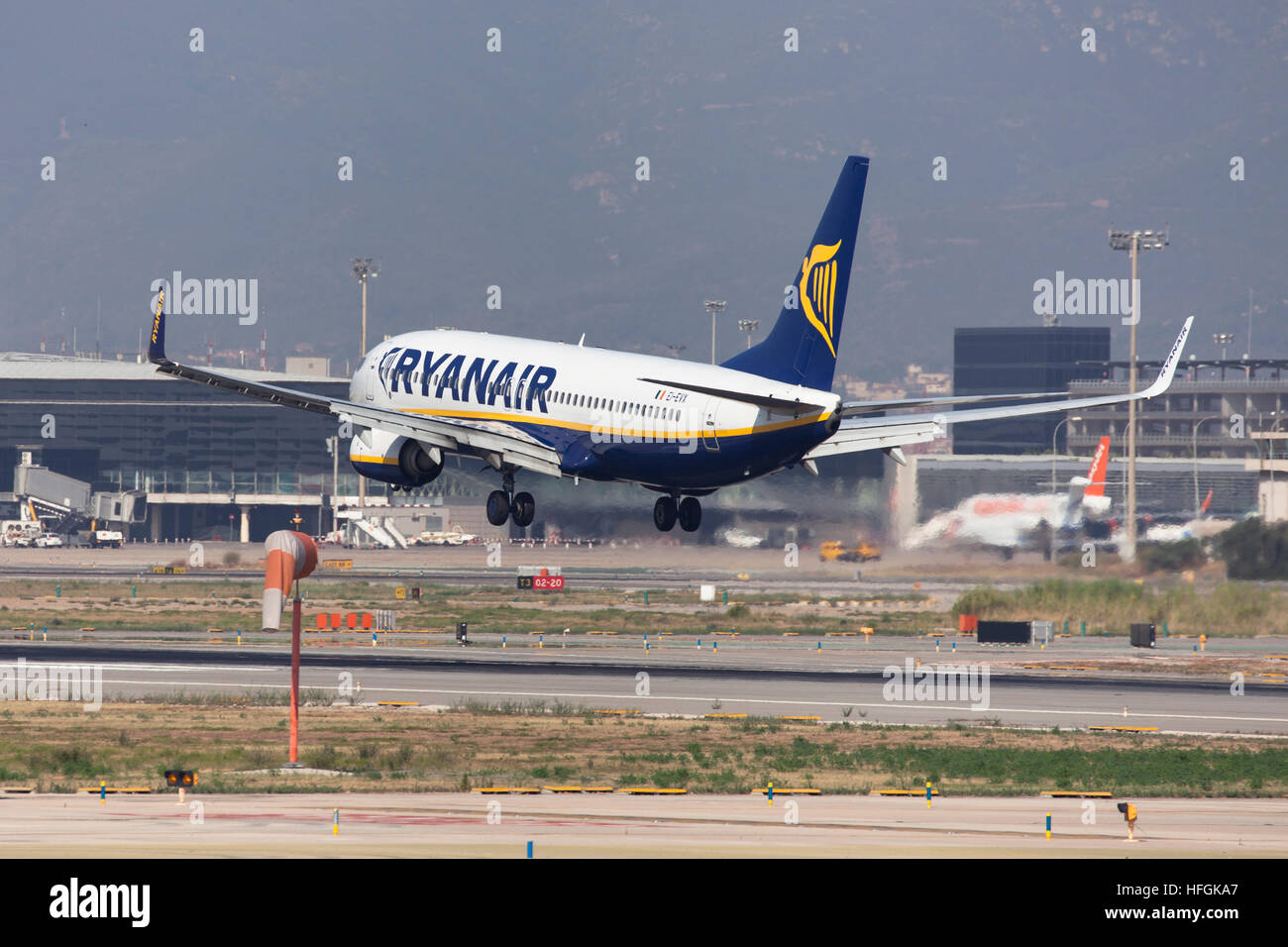 Ryanair Boeing 737-800 in atterraggio a Aeroporto El Prat di Barcellona, Spagna. Foto Stock