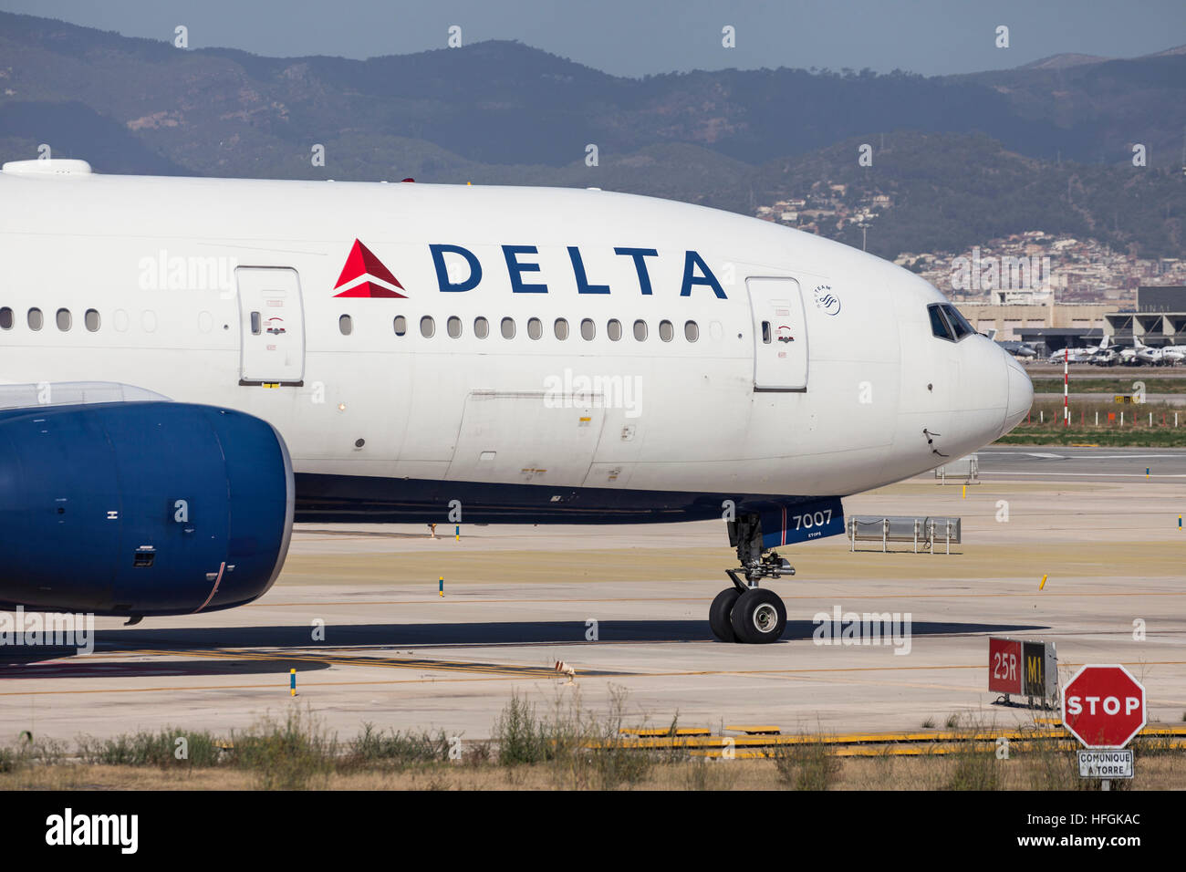 Naso di un Delta Airlines Boeing 777-200 ER rullaggio lungo la pista di aeroporto El Prat di Barcellona, Spagna. Foto Stock