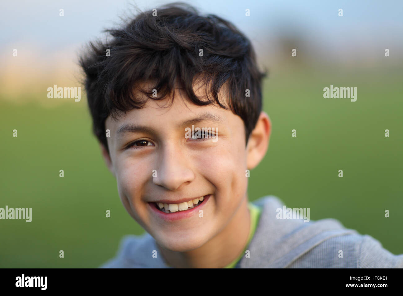 Young Teen boy in campo di gioco durante il golden ora - la profondità di campo Foto Stock