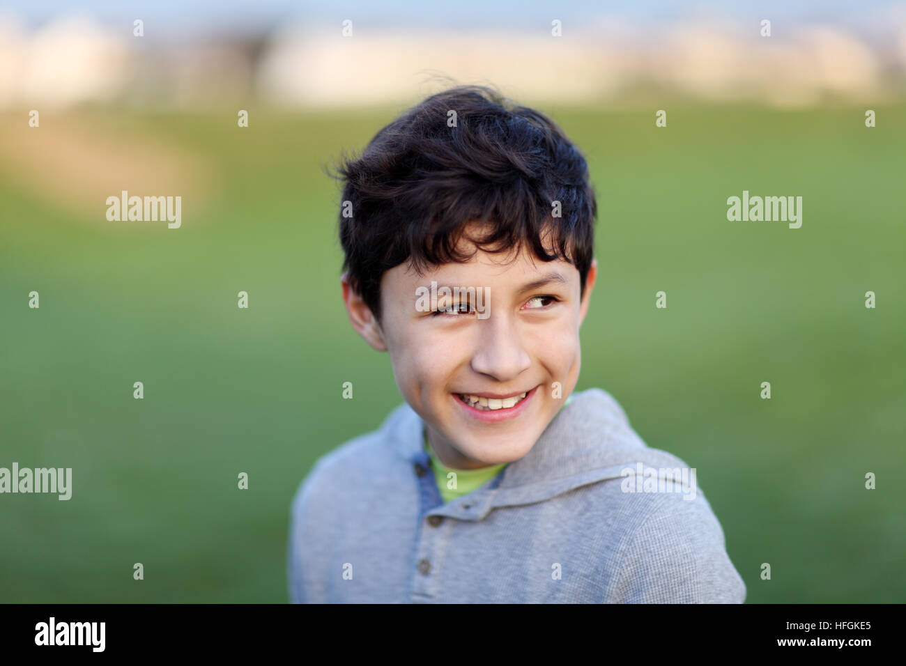 Young Teen boy in campo di gioco durante il golden ora - la profondità di campo Foto Stock
