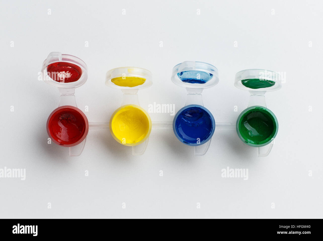 Quattro piccoli vasi di vernice su sfondo bianco shot in studio Foto Stock