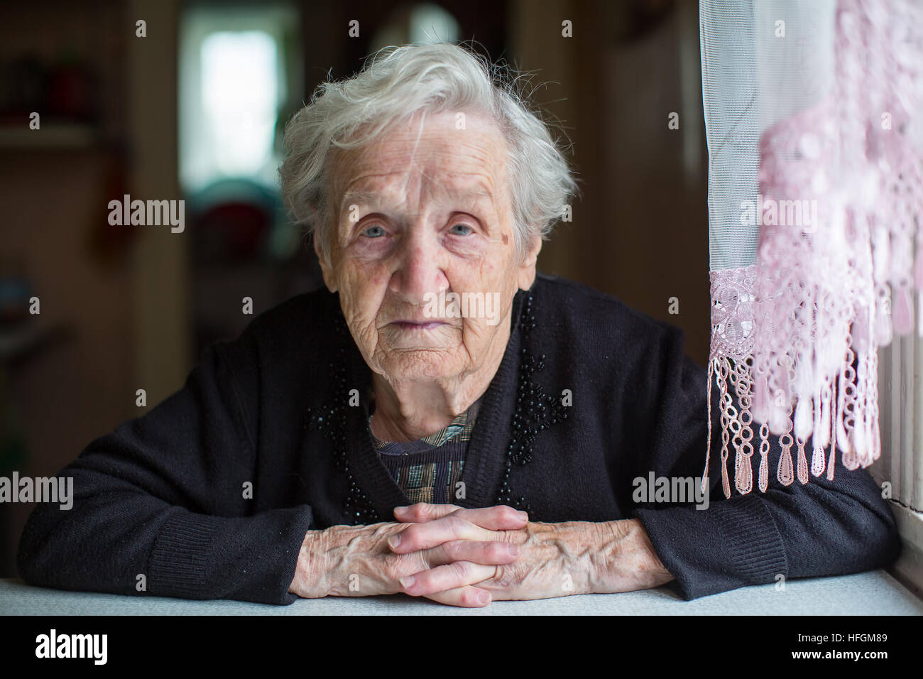 Donna anziana ritratto, seduto in casa. Foto Stock