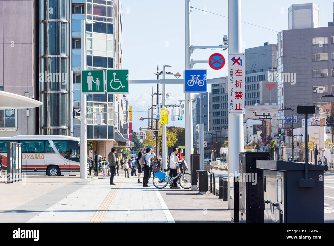 Scena di strada, Città di Toyama, Prefettura di Toyama, Giappone. Il marciapiede è separato per i pedoni e di sedie a rotelle o bicicletta. Foto Stock