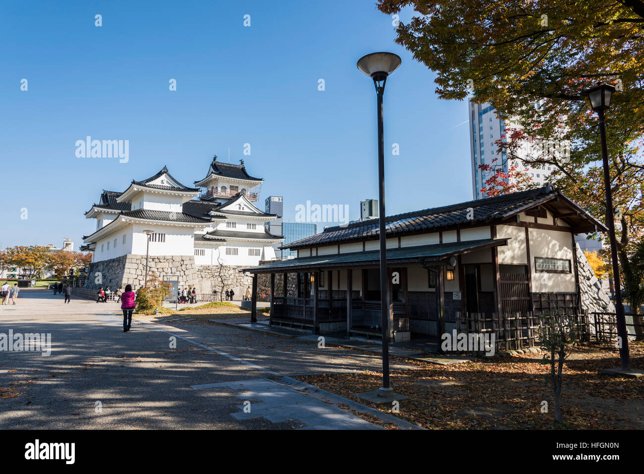 Il castello di Toyama Park, Toyama City, Prefettura di Toyama, Giappone. Progettazione igienica è considerato circa il paesaggio circostante. Foto Stock