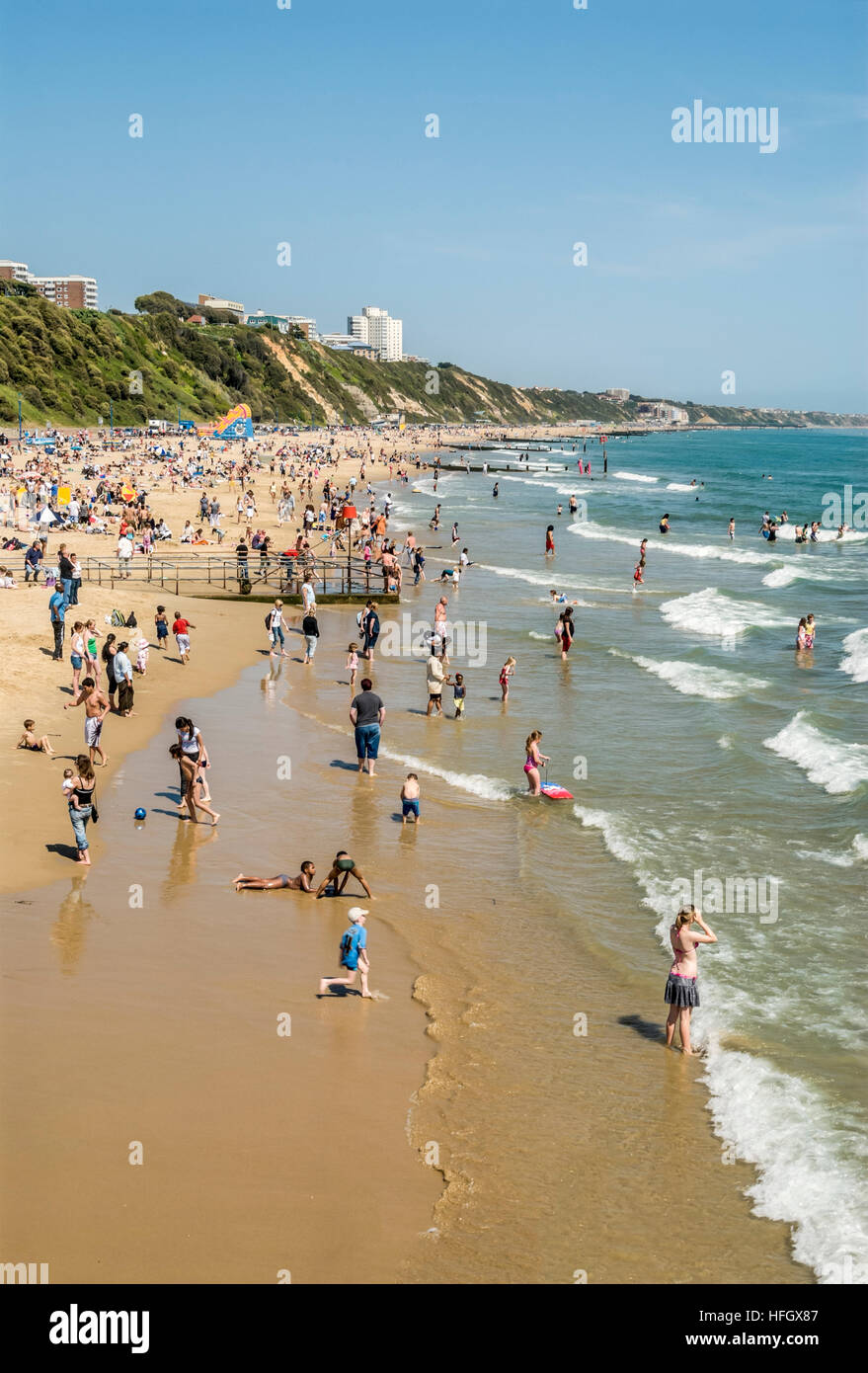 Turisti sulla spiaggia del resort di vacanze Bournemouth, Dorset, Inghilterra del Sud Foto Stock