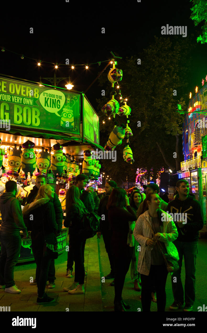 Gente che si diverte a St Giles Fair Oxford Foto Stock