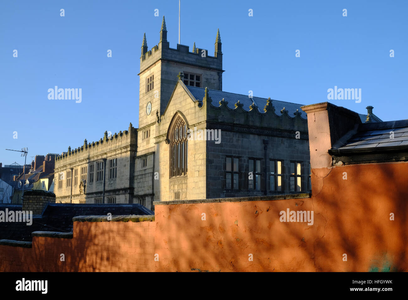 La biblioteca pubblica a Shrewsbury, visto sopra la parte superiore di una parete dipinta Foto Stock