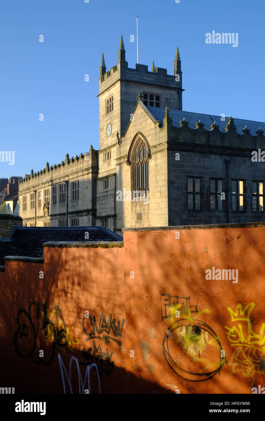 La biblioteca pubblica a Shrewsbury, visto sopra la parte superiore di una parete dipinta Foto Stock