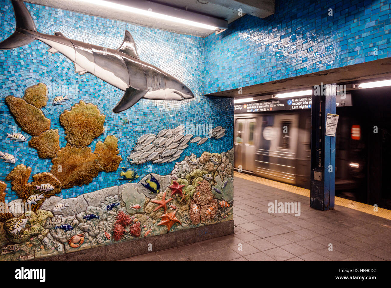 New York City,NY NYC Manhattan,metropolitana,MTA,81st Street,Museum of Natural History Center,stazione,piattaforma,mosaico,murale,squalo,vita marina,treno in movimento,NY Foto Stock