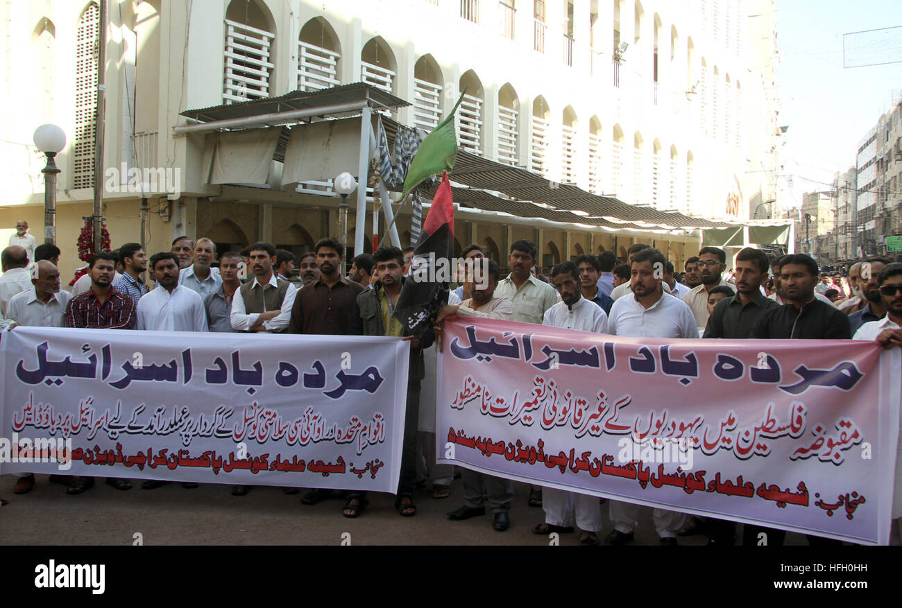Gli attivisti di Shia Ulema Consiglio sono holding manifestazione di protesta contro Israele, dopo Salate-e-fuori Jumma Jama Masjid Athna-e-Ashari in area Kharadar di Karachi il Venerdì, 30 dicembre 2016. Foto Stock