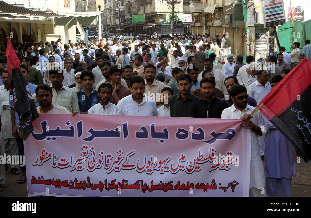Gli attivisti di Shia Ulema Consiglio sono holding manifestazione di protesta contro Israele, dopo Salate-e-fuori Jumma Jama Masjid Athna-e-Ashari in area Kharadar di Karachi il Venerdì, 30 dicembre 2016. Foto Stock