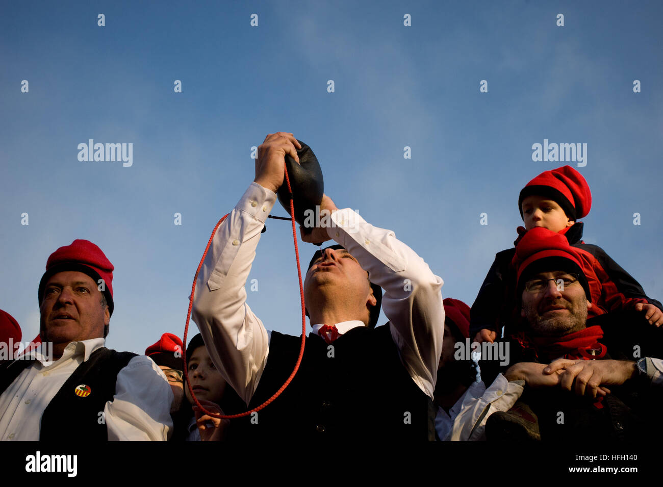 Centelles, Barcelona, Spagna. Il 30 dicembre, 2016. Un galejador beve vino durante la Festa del Pi in Centelles. Dal 1751 gli abitanti di un villaggio di Centelles (un villaggio catalano 50 chilometri a nord di Barcellona) celebrare la Festa del Pi (Pino Festival). Durante la celebrazione la gente vestita come galejadors in costume tradizionale scelta un pino nella foresta e portarlo alla chiesa mentre si accendono i falò e fare esplodere il suo moschetti. Credito: Jordi Boixareu/Alamy Live News Foto Stock